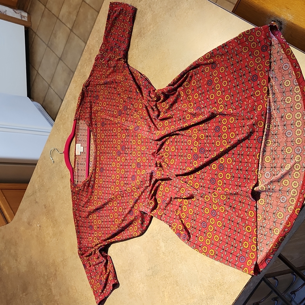 Lularoe iris top